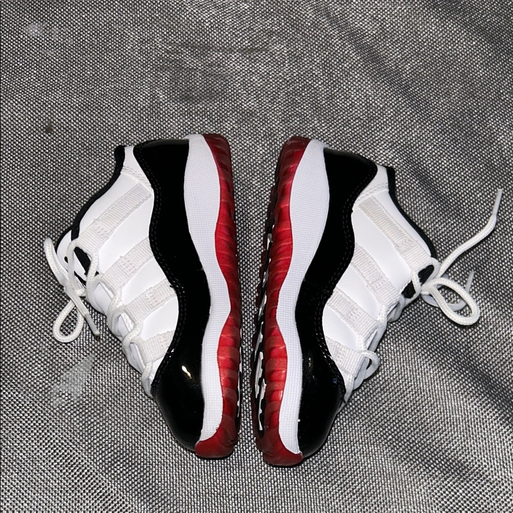 Jordan 11 Retro Low Concord Bred size 8c - Picture 3 of 5